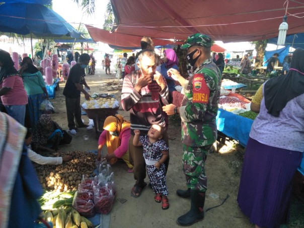 Sosialisasikan Disiplin Kesehatan, Prajurit Koramil 03 Bunut Razia di Pasar Tradisional