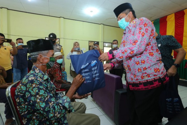 Bupati Alfedri Salurkan 500 Paket Bantuan Pangan Olahan Ikan Dari KKP (foto/ist)