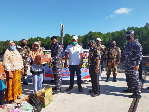 Tentara Nasional Indonesia Angkatan Laut (AL) Pos Bengkalis bersama GM FKPPI Kabupaten Bengkalis menggelar kegiatan bakti sosial peduli duafa, Minggu 7 Juni 2020.