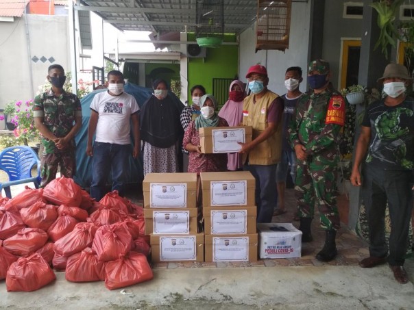 Sebanyak 60 paket sembako yang merupakan donasi dari para donatur diserahkan oleh Bendahara Umum PB-GNP Covid-19 Alexander Pranoto 