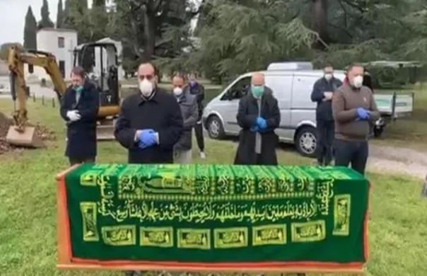 Muslim di Italia menyolatkan jenazah korban covid-19. (Foto: About Islam)
