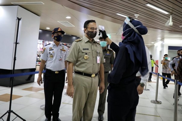 Gubernur DKI Jakarta, Anies Baswedan saat meninjau pelaksanaan PSBB transisi di Jakarta. (Foto: FB Anies Baswedan)