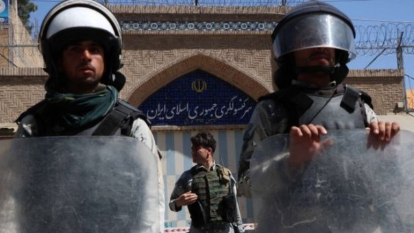 Warga Afghanistan Mengutuk Polisi Iran Setelah Tiga Pengungsi Tewas Dalam Kebakaran Mobil