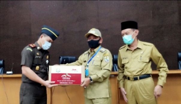Kajari Pelalawan Serahkan Bantuan Covid-19 dari Kajati Riau ke Bupati Pelalawan (foto/Ardi)