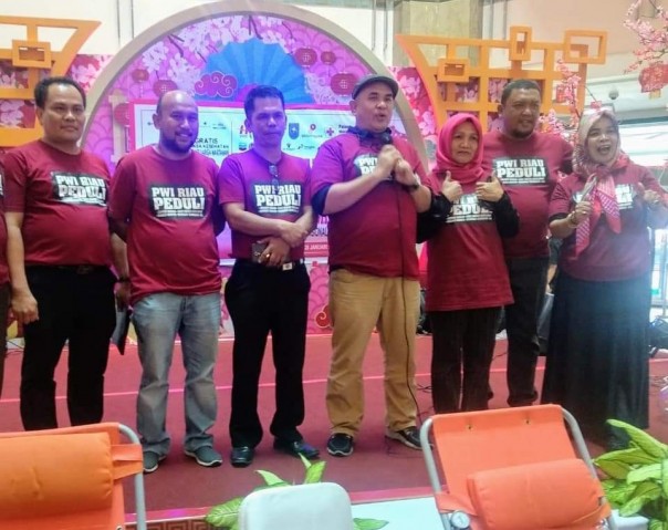 Ketua PWI Riau Zulmansyah Sekedang dan Tim PWI Peduli