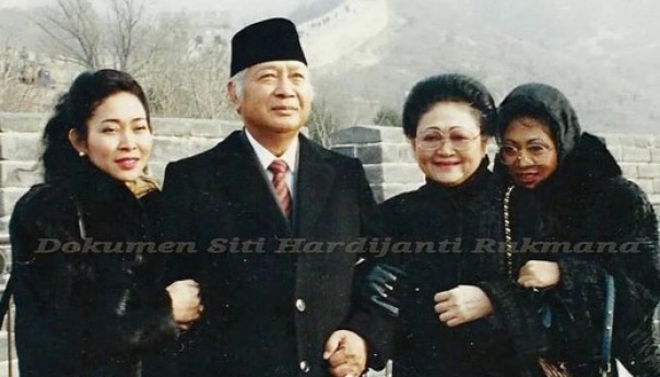 Foto kenangan Soeharo bersama istri dan anak. Int 