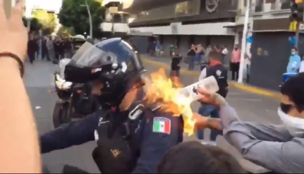 Potongan rekaman video yang memperlihatkan seorang anggota polisi Meksiko, dibakar peserta aksi demonstrasi. Foto: int 