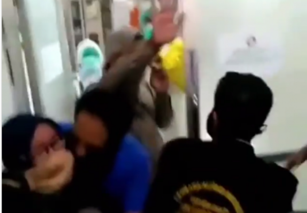Salah satu rekaman video yang memperlihatkan warga berusaha menerobos masuk rumah sakit, untuk menjemput jenazah yang dklaim pihak rumah sakit meninggal karena Corona. Foto: int 