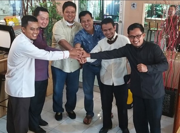 Ketua DPW PKS Riau Hendry Munief bersama Ketua DPD PKS Kuansing Syafril (kanan) dan Politisi PKS Syahrul Aidi dan Sukardi salam kompak bersama paslon Andi Putra-Suhardiman Ambi usai pertemuan di Pekanbaru (foto/ist)