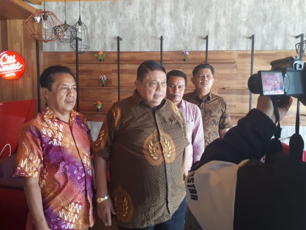 Sudirman Munir, kuasa hukum Puskopkar Riau, saat memberikan keterangan pers di Pekanbaru, Selasa (8/6), didampingi Ketua Albeny dan Sekretaris Nusirwan (foto/ist)