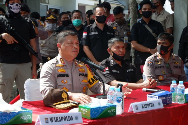 Kapolda Riau Irjen Pol Agung Setya Imam Effendi saat konfrensi pers di tkp pengungkapan 24 kg sabu. Foto. Amri