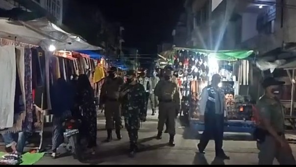 Tim Penegak Disiplin Kesehatan Covid-19 Buat Garis Batas Bagi Pedagang Kaki Lima di Tembilahan (foto/int)