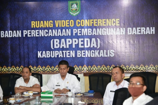 FOTO: Kepala Bapeda Bengkalis Hadi Prasetyo saat mengikuti video confrence