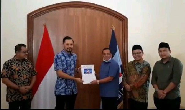 AHY menyerahkan surat dukungan Khairul Umam- Nur Azmi untuk calon bupati Bengkalis