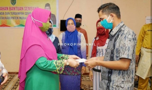 K3S Kabupaten Inhil Salurkan Bantuan Sembako Bagi Lansia dan Warga Terdampak Covid-19 (foto/Rgo)