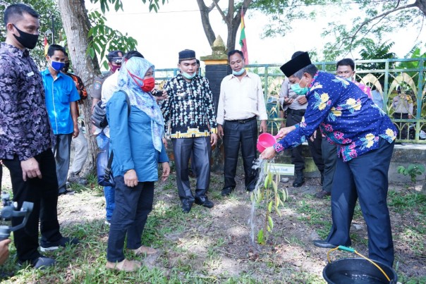 Upaya Lestarikan Lingkungan KLHK Bentuk KBD dan Salurkan 3000 Bibit di Kecamatan Lubuk Dalam (foto/ist)