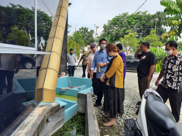 Kadis Perikanan Provinsi Riau Tinjau kolam di Kantor PWI