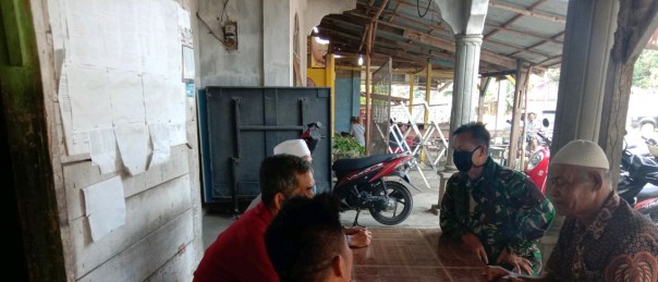 Cegah Penyebaran Covid-19, Prajurit TNI Koramil 12/XIII Koto Kampar Lakukan Komsos