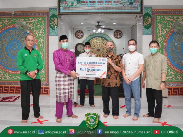 Pimpinan BNI Wilayah Padang menyerahkan bantuan untuk mesjid Almunawarah UIR