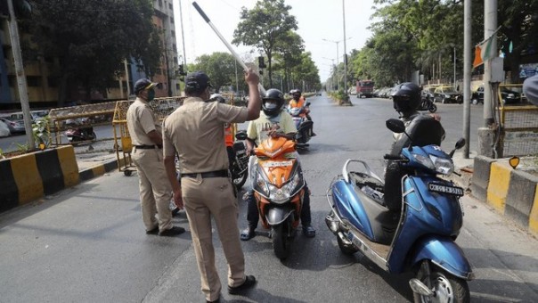 Polisi India pukuk pemotor yang bandel