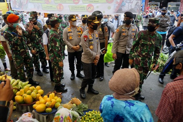 Panglima TNI Marsekal TNI Hadi Tjahjanto  dan Kapolri Jenderal Polisi Idham Azis mrlakukan kunjungan ke Pasar Kodim di Jalan Teratai Pekanbaru. (Foto. MAK)