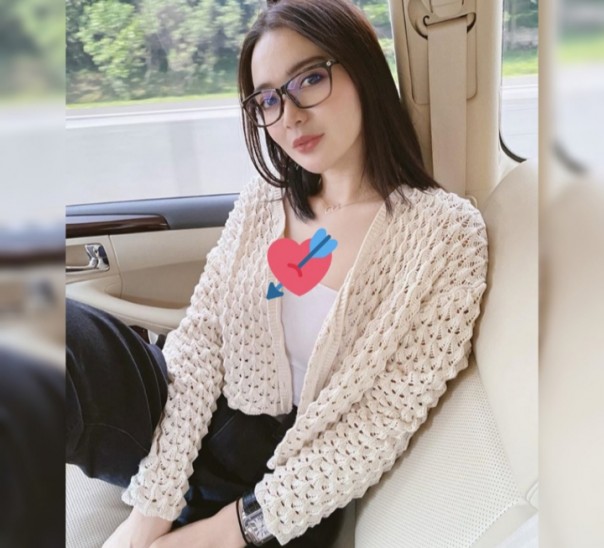 Wika Salim Unggah Foto Menawan Pakai Kacamata, Netizen: Kalungnya Ada Inisial B (foto/int)
