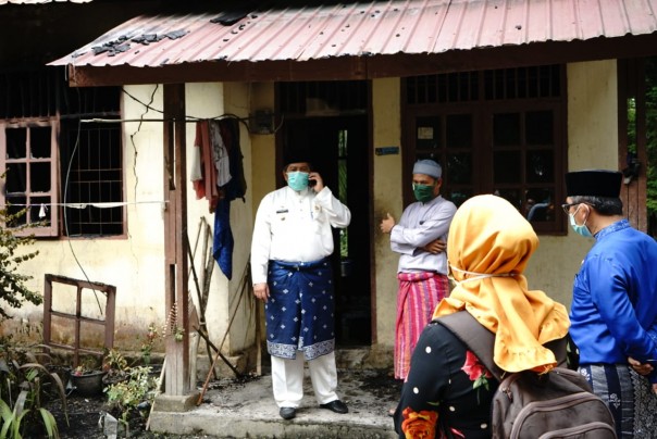 Rumah Nek Sarinah Terbakar, Bupati Alfedri: InsyaAllah Akan Kita Bangun Kembali (foto/ist)