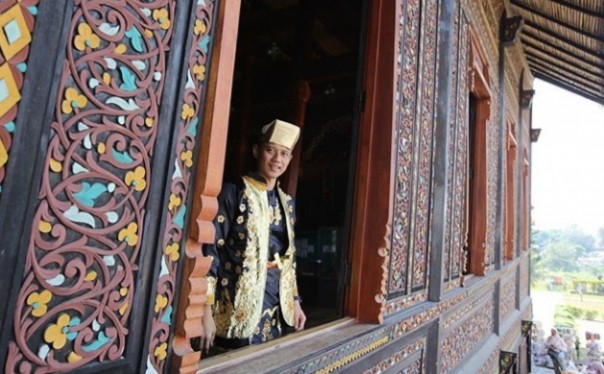 Ketum Demokrat AHY Bangga Pakai Baju Adat Minang di Istana Basa di Sumbar, Netizen Langsung Sebut Ini (foto/int)