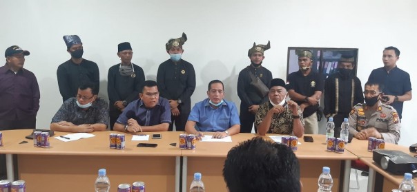 Wakil ketua DPRD Riau Asri Auzar didampingi ketua komisi V DPRD Eddy A Mohd Yatim mendatangi PT IDB