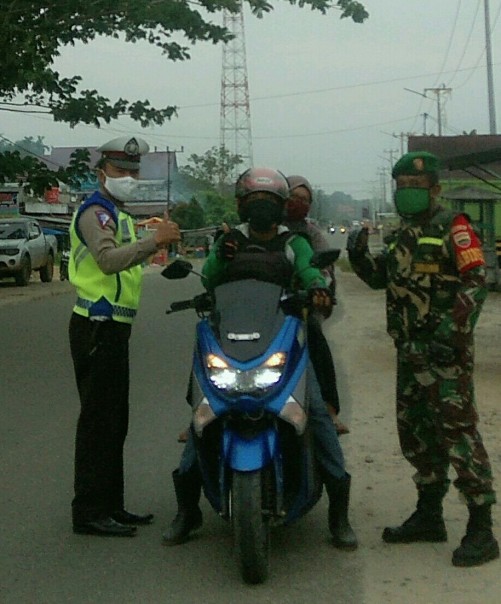 Babinsa Koramil 10/Kds dan Polri Patroli Penegakan Disiplin Protokol Kesehatan