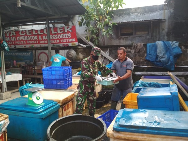 Ditengah Pandemi, Prajurit TNI Ini Lakukan Pengecekan Harga Ikan Laut di Pasar Tradisional
