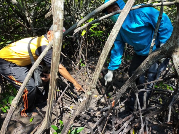 FOTO: Pihak kepolisian Polsek Rupat Utara saat di TKP penemuan tulang belulang manusia