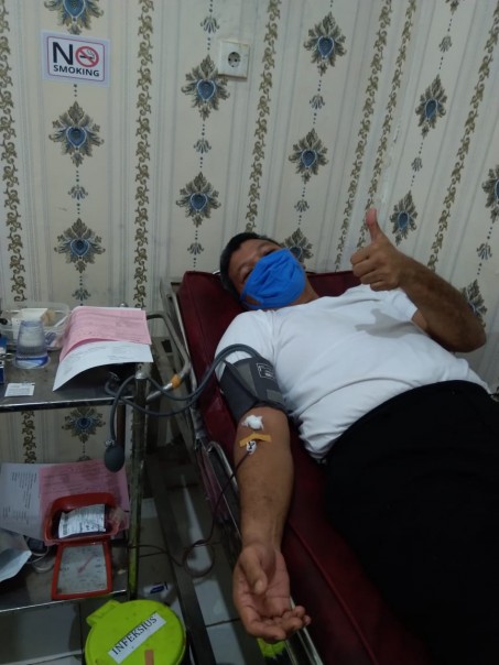 Warga Riau Kompleks tetap melakukan donor darah ketika saat pandemi COVID-19 ini dengan menjalan protokol kesehatan yang dianjurkan pemerintah (foto/ist)
