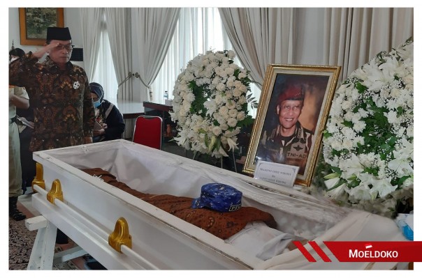 Kepala Staf Presiden Moeldoko sempat melayat ke rumah duka Jenderal (Purn) Pramono Edhi Wibowo (foto/int)
