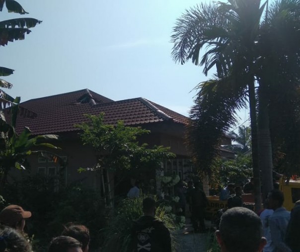 Tampak warga berkerumun di sekitar lokasi yang dikabarkan pesawat tempur jatuh, daerah Kubang, Kampar