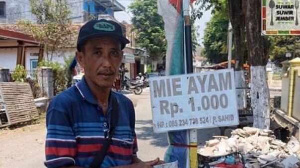 Seorang penjual mie ayam menjual dagangannya hanya Rp 1.000