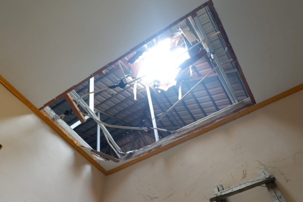rumah warga jebol berasal dari kursi pelontar pesawat jatuh di Kubang Raya, Kampar
