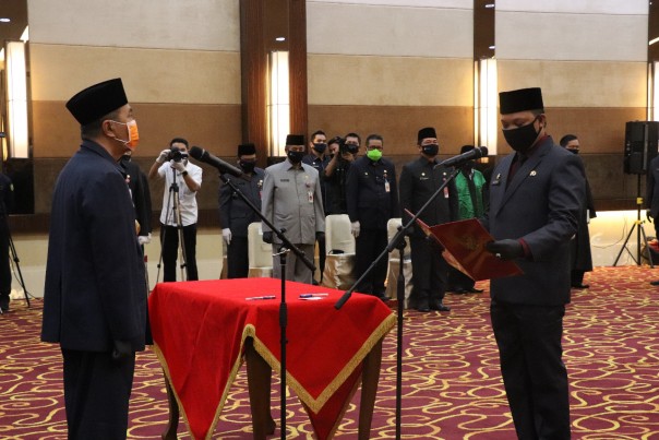 Muflihun saat dilantik sebagai sekwan DPRD Riau oleh gubernur Riau