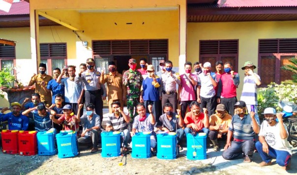 TNI POLRI Dukung Pemerintah Desa Rambah Tengah Utara Lakukan Semprot Desinfektan