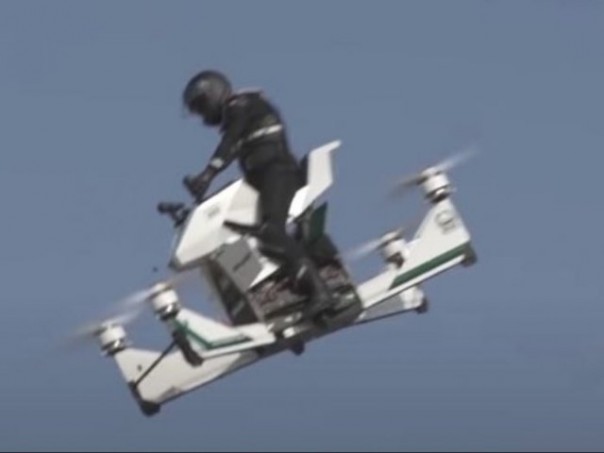 Proses ujicoba hoverbike, sepeda motor masa depan yang bisa melayang di udara. Foto: int 
