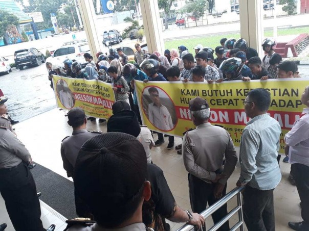 Sejumlah massa saat melakukan aksi damai di Pengadilan Tinggi (PT) Riau, Jalan Sudirman, Pekanbaru beberapa waktu lalu. Kala itu, massa menuntut kepastian hukum terhadap terdakwa Nelson Manalu, yang divonis setahun penjara (foto/ist)