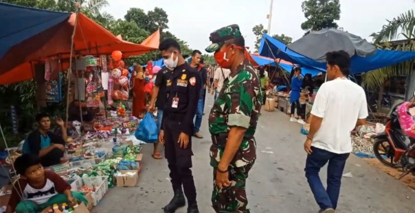 Jaga Stabilitas Harga Sembako, Prajurit TNI Koramil 14/Kepenuhan Turun Ke Pasar Tradisional