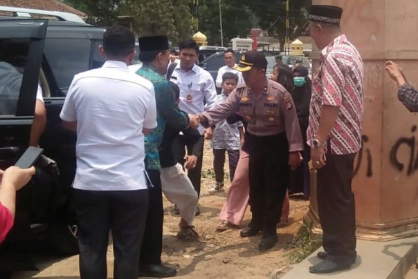 Mantan Menko Polhukam Wiranto sesaat dia diserang oleh terdakwa Abu Rara
