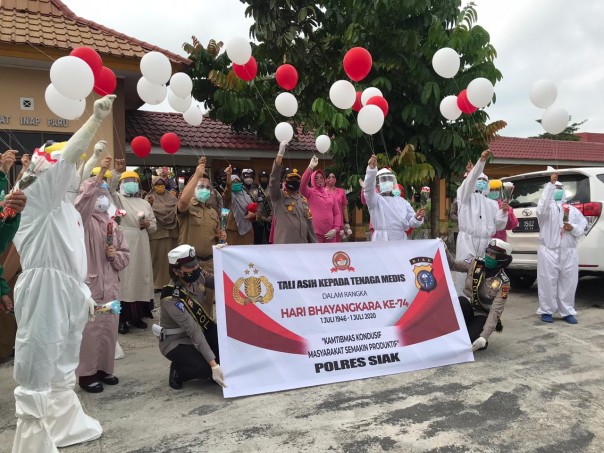 Tali Asih, HUT Bhayangkara ke-74 Polres Siak Beri Kejutan Untuk Tenaga Medis RSUD Siak Sebagai Garda Terdepan Penanganan Covid-19 (foto/int)
