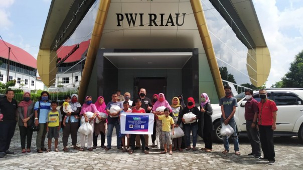XL Axiata Bersama PWI Riau Bagikan Sembako ke Masyarakat Terdampak Covid-19