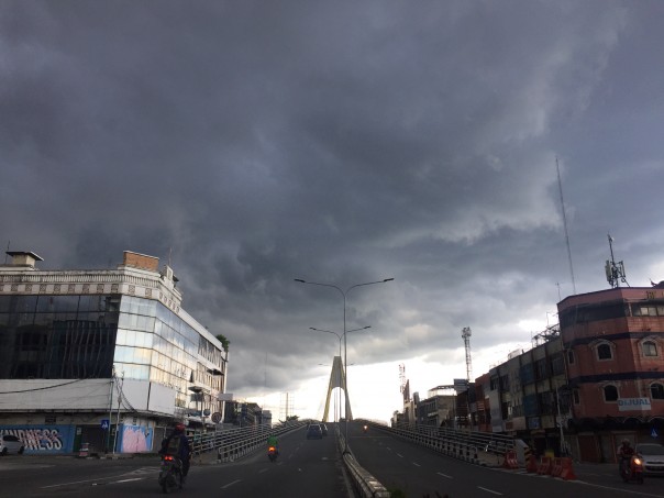 Awan Mendung di Pekanbaru beberapa waktu lalu (R24/put)