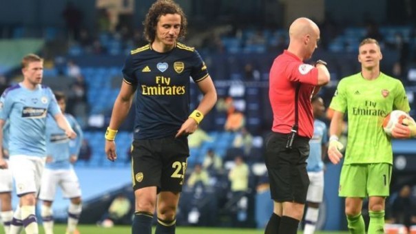 Bek Arsenal David Luiz yang disebut jadi biang kerok kekalahan timnya saat bertandang ke kandang Manchester City, Kamis dini hari tadi. Foto: int 