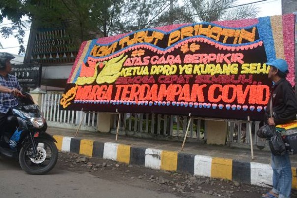 Ketua DPRD Padangsidimpuan, Siwan Siswanto dikirimi papan bunga oleh seorang yang tak dikenal. (Foto: Sindonews.com)