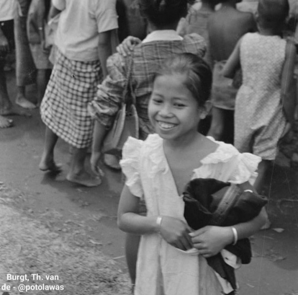 Foto Anak Indonesia Girang Dapat Jatah Baju Dari Palang Merah Belanda, Netizen: Bahagia Walau Menderita (foto/int)