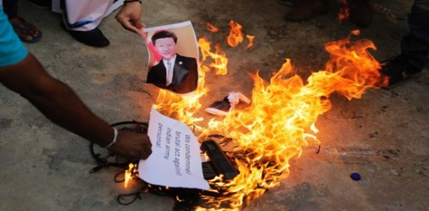 Pasca bentrokan di perbatasan, Warga India membakar foto Presiden China Xi Jinping/Net